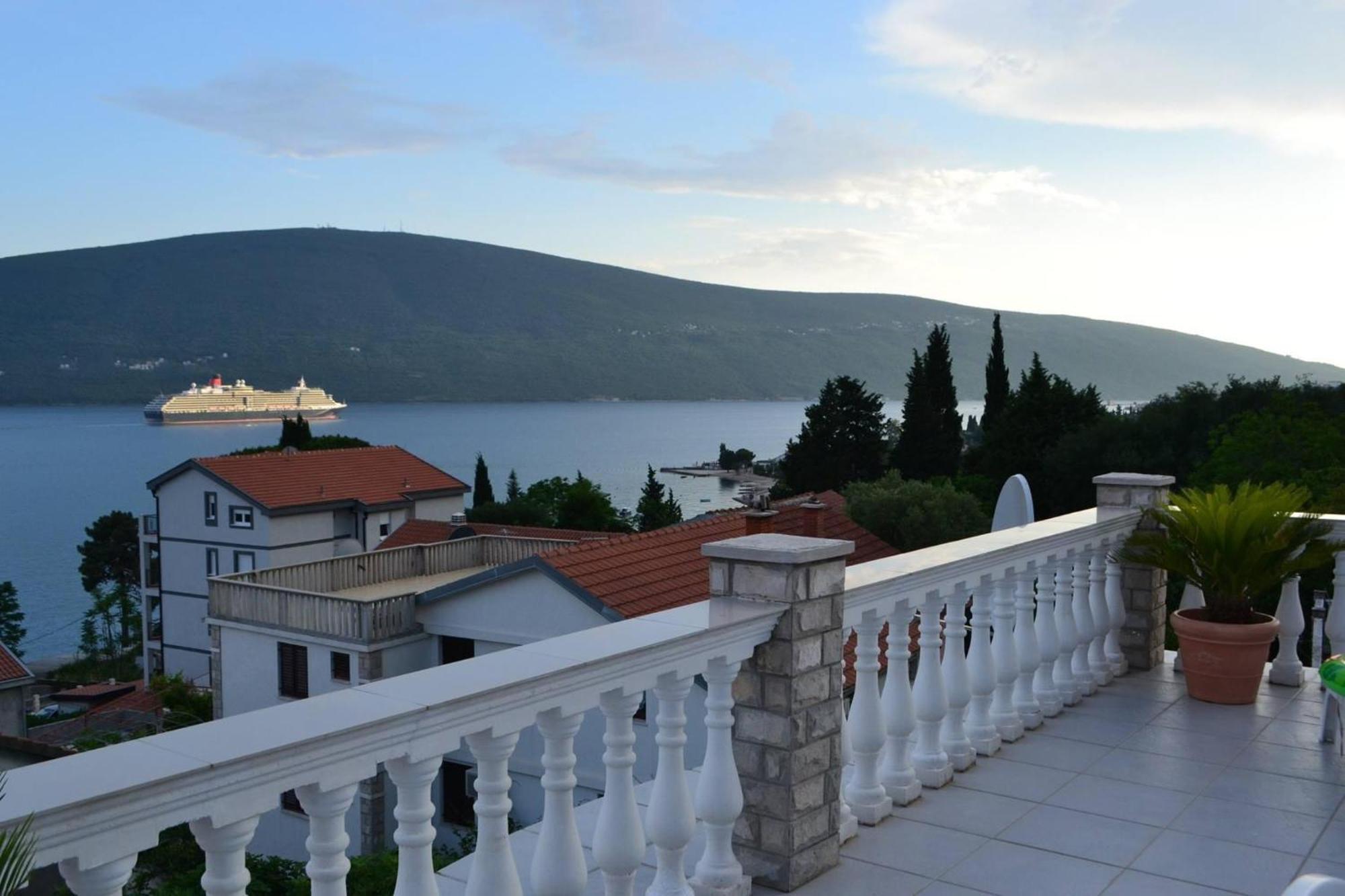 Апарт отель Family House With Pool & Sea View Биела Экстерьер фото
